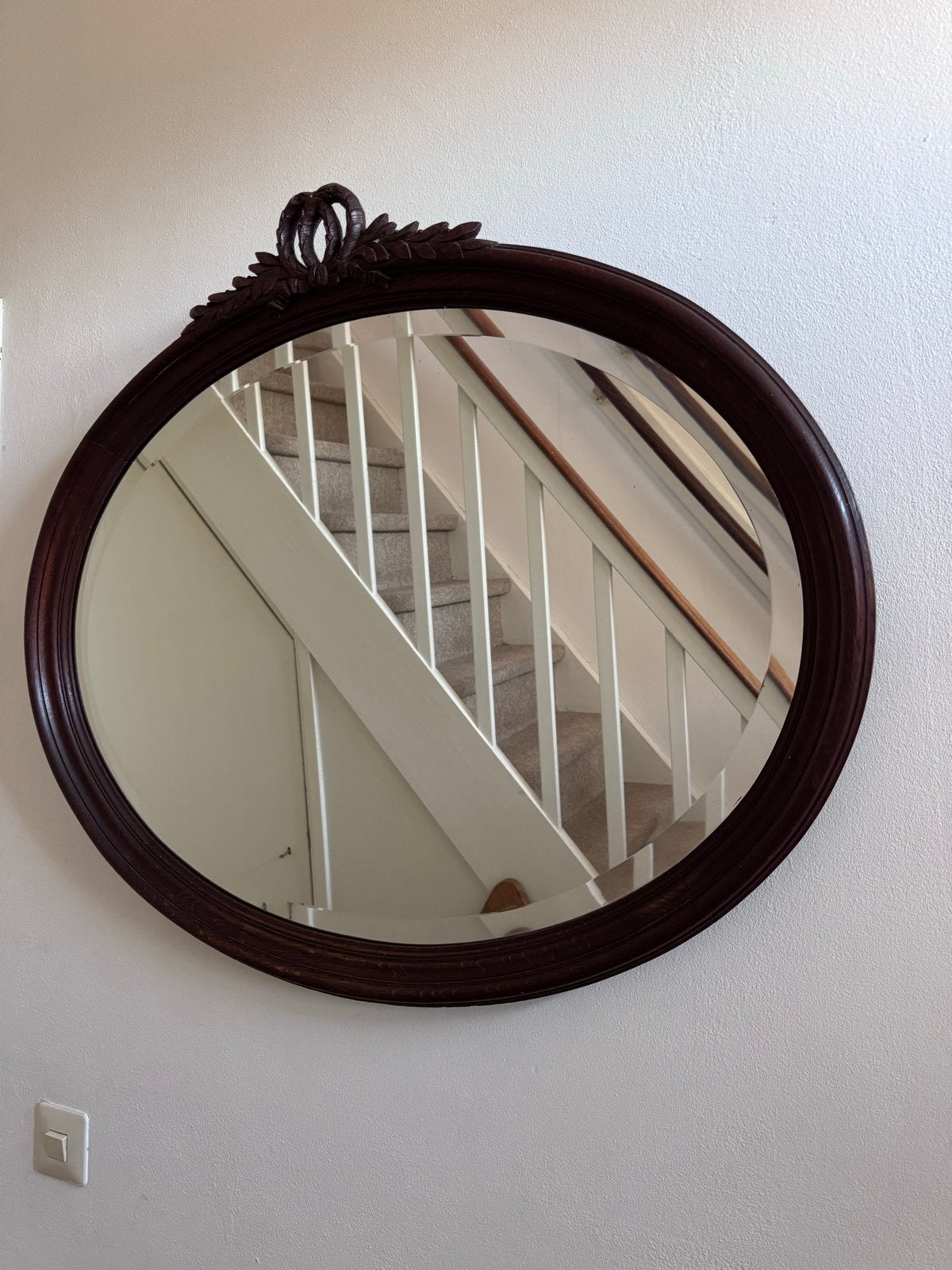 Antieke ovale spiegel met sierlijke houten lijst, Antiek en Kunst, Ophalen, Ovaal, 50 tot 100 cm