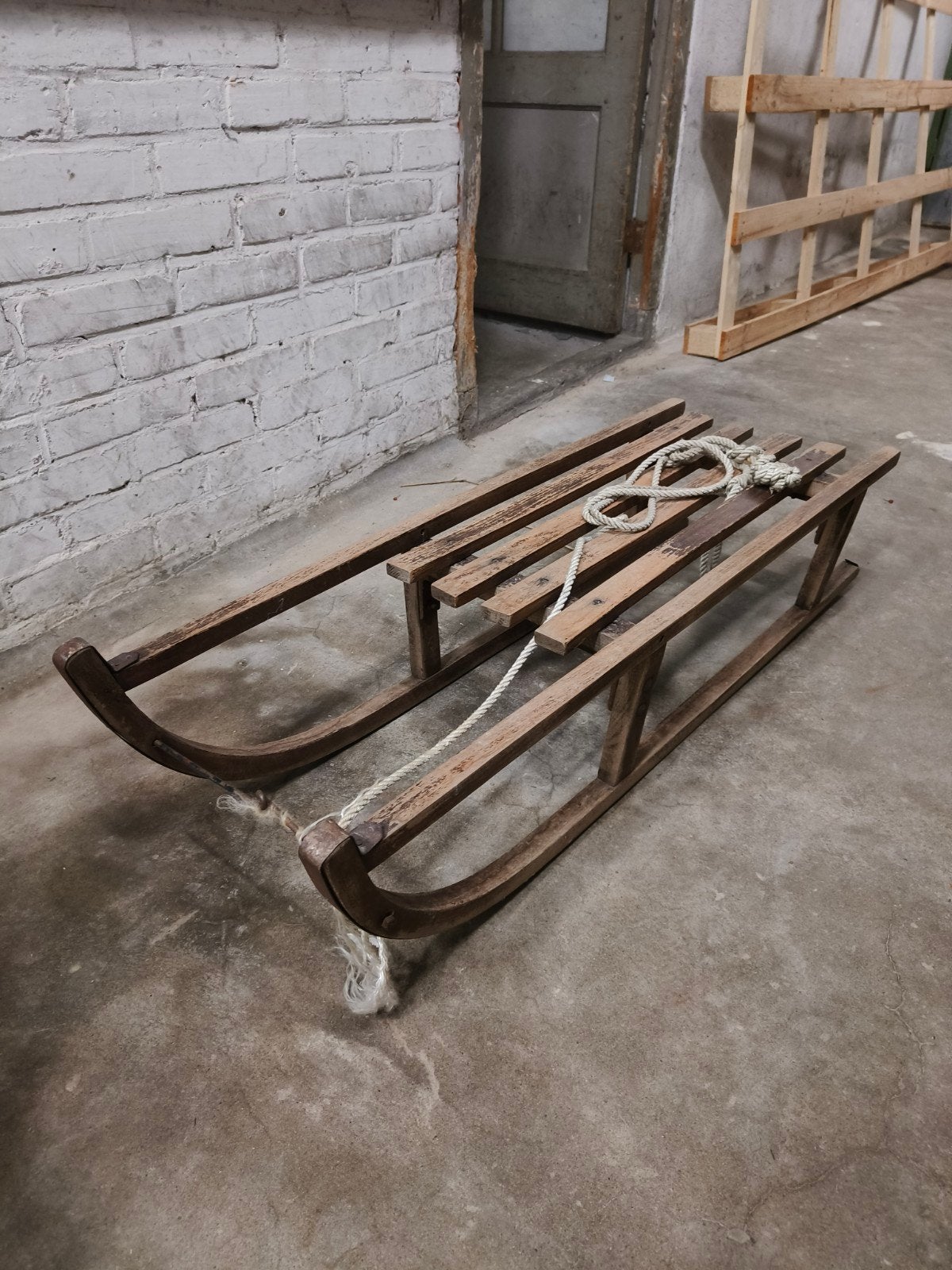 Vintage houten slee met touw, Kinderen en Baby's, Ophalen, Gebruikt, Hout