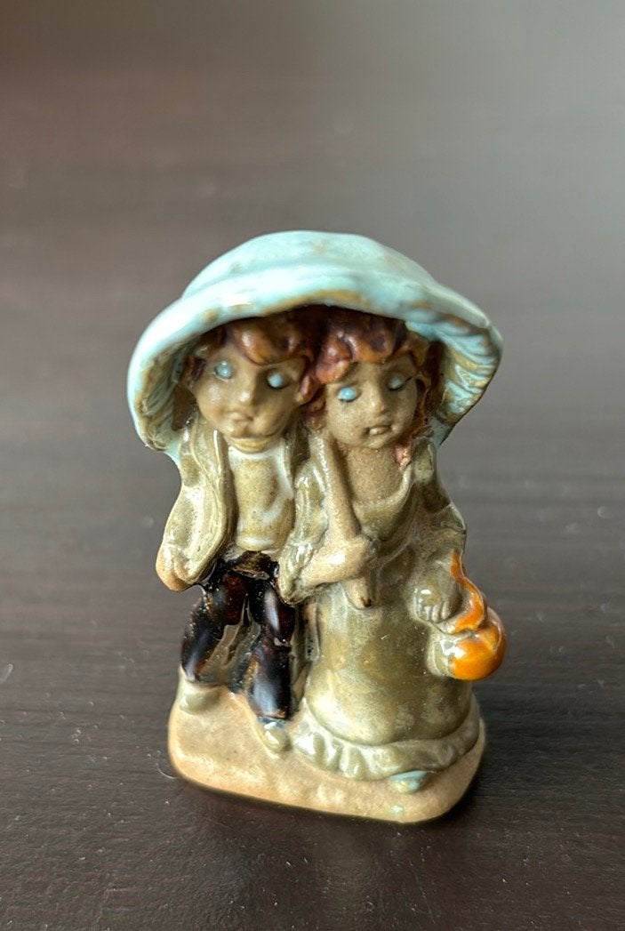 Antiek beeldje: Jongen en meisje onder paraplu (6 cm), Ophalen of Verzenden