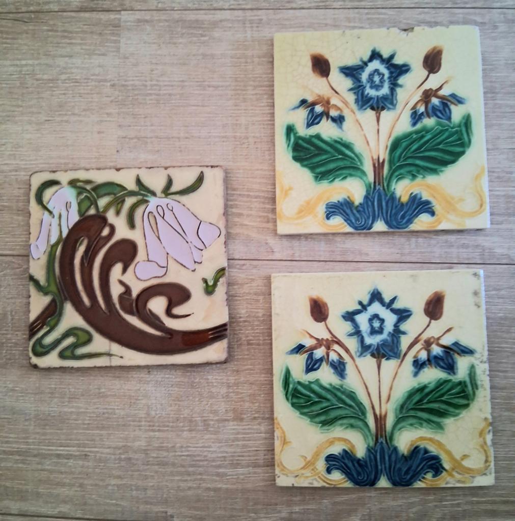 3 Art Nouveau tegels met bloemmotief, Antiek en Kunst, Antiek | Wandborden en Tegels, Ophalen of Verzenden