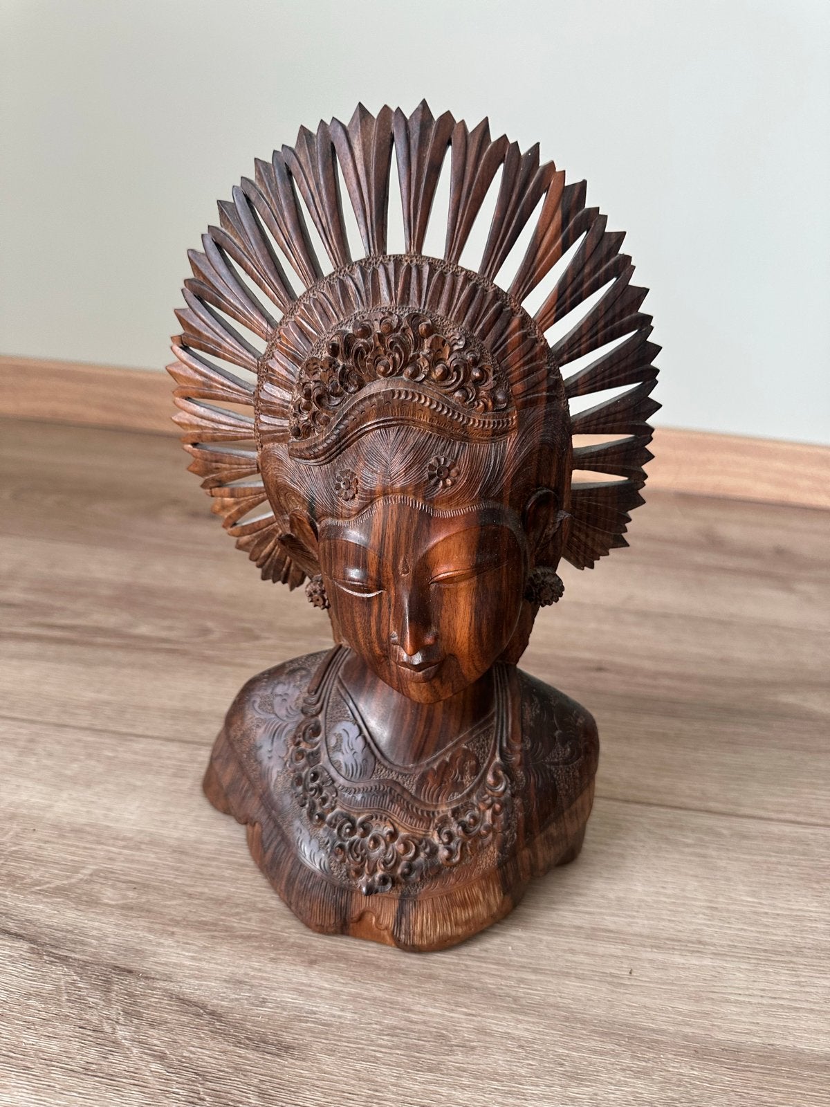 Fijn Houtsnijwerk uit Indonesië - 30 cm hoog, Antiek en Kunst, Kunst | Beelden en Houtsnijwerken, Houtsnijwerk, Ophalen of Verzenden