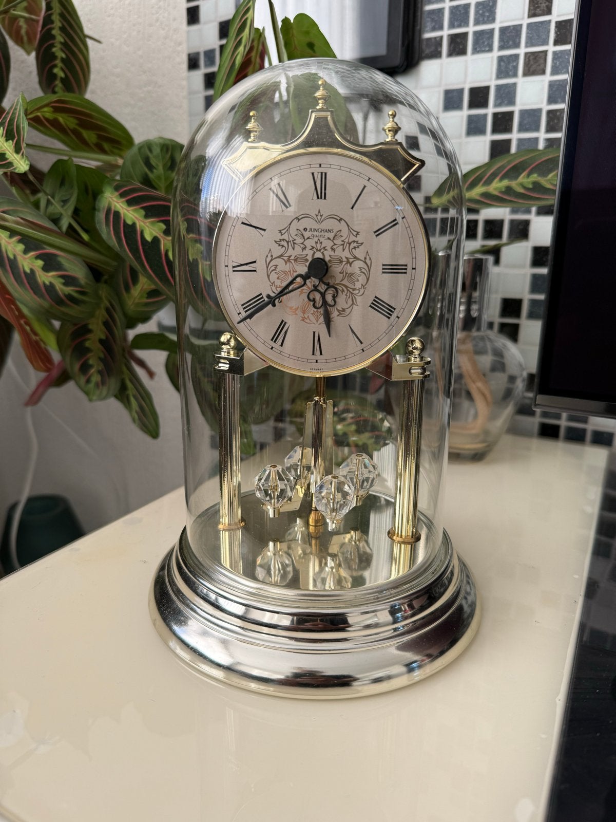 Junghans Quartz Tafelklok met Glazen Stolp, Antiek en Kunst, Ophalen of Verzenden