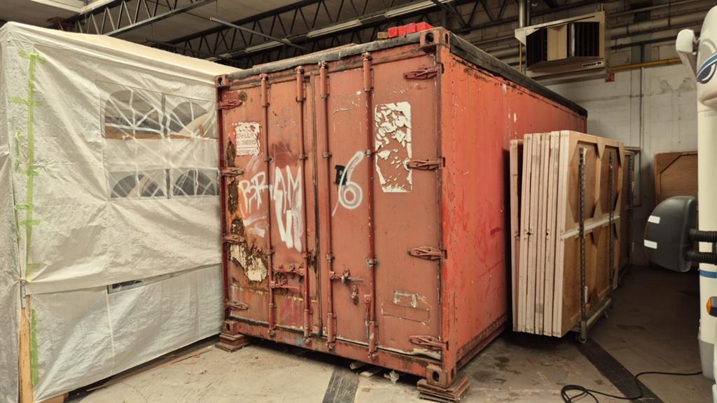 Opslagcontainer met nieuwe vloer en dak, Ophalen