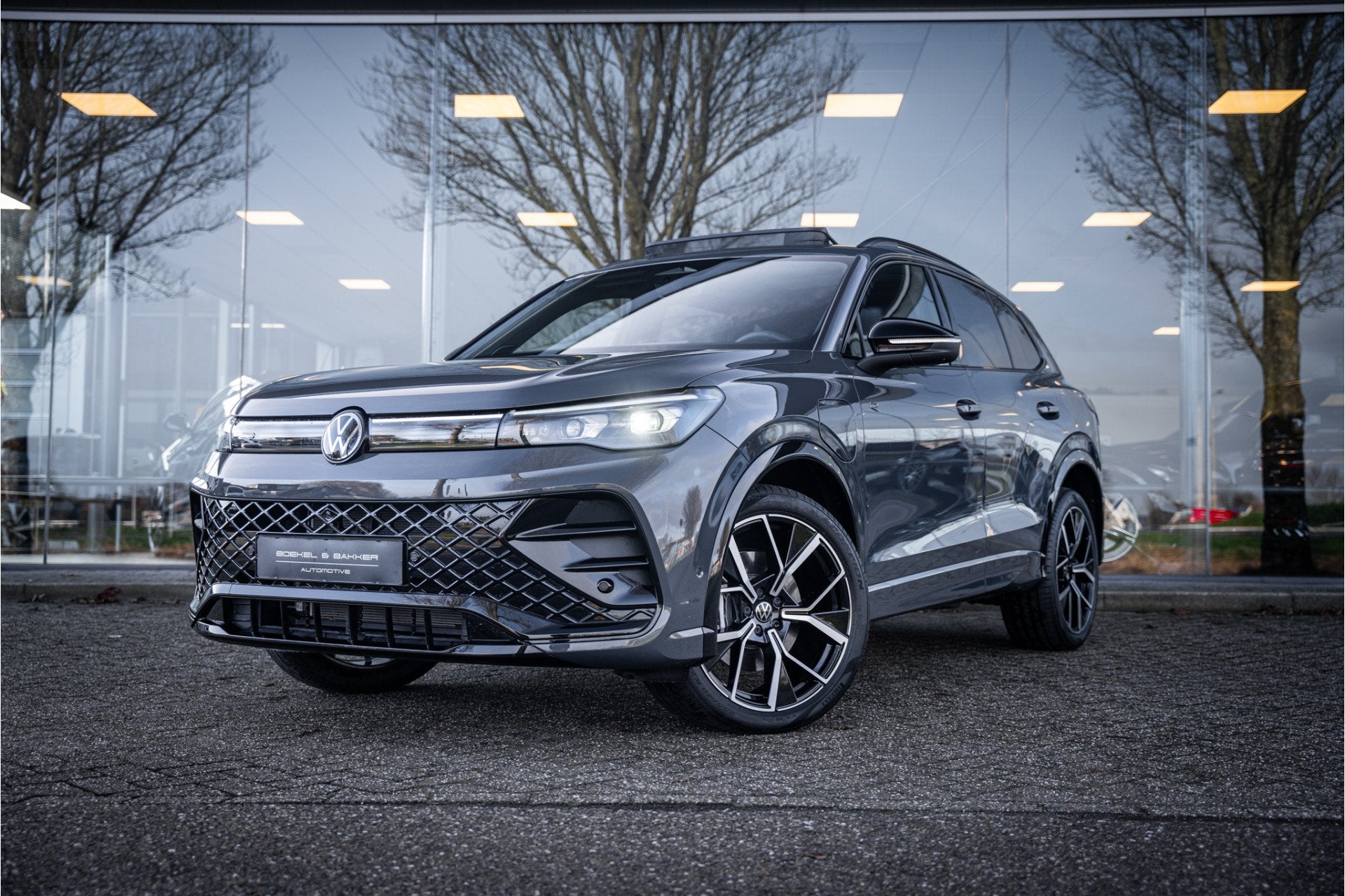 Volkswagen Tiguan eHybrid R-Line Edition * Panodak * Trekhaa, Zwart, 4 cilinders, SUV of Terreinwagen, Te koop