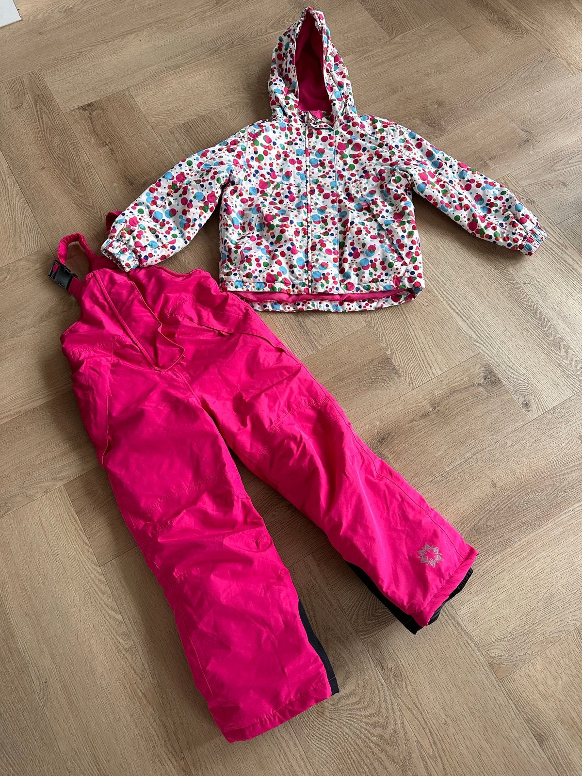 Maat 110/116 ski-jas en skibroek, Ophalen of Verzenden, Zo goed als nieuw, Meisje