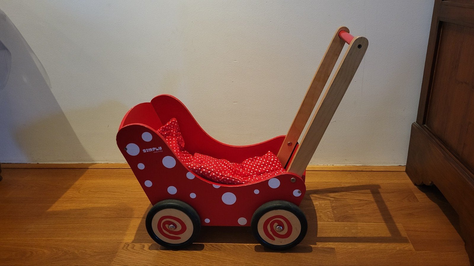 Houten poppenwagen rood met witte stippen, Ophalen, Gebruikt