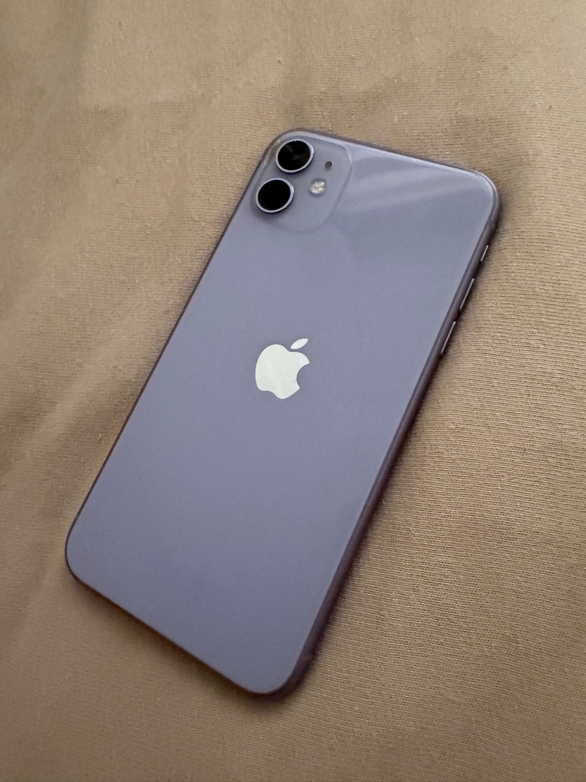 iPhone 11 Paars - Kleine barst achterkant, nauwelijks zichtb, Telecommunicatie, Mobiele telefoons | Apple iPhone, Paars, Zonder simlock