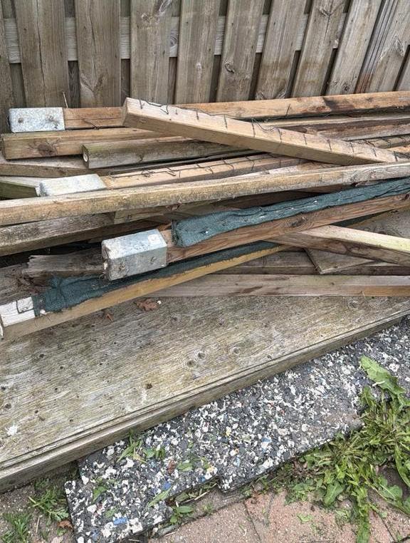 Partij houten palen en planken gratis + bak met hout, Ophalen, Gebruikt, 50 mm of meer, Minder dan 200 cm