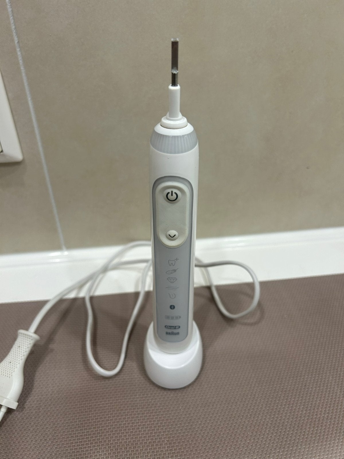Oral-B elektrische tandenborstel met oplader, Ophalen of Verzenden, Gebruikt, Mondverzorging