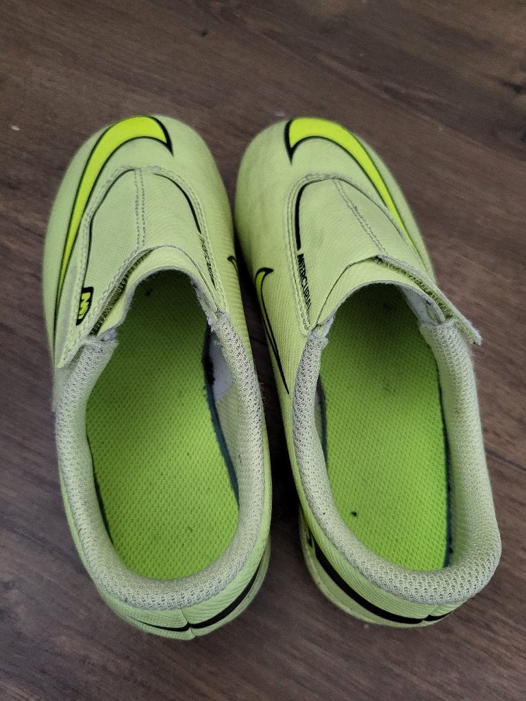 Football shoes 30 Nike, Sport en Fitness, Voetbal, Ophalen, Gebruikt, Maat XS of kleiner, Schoenen