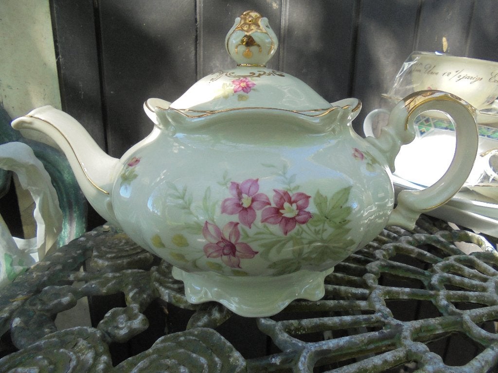 Theepot J. Kronester Bavaria met roze bloemetjes, Ophalen of Verzenden