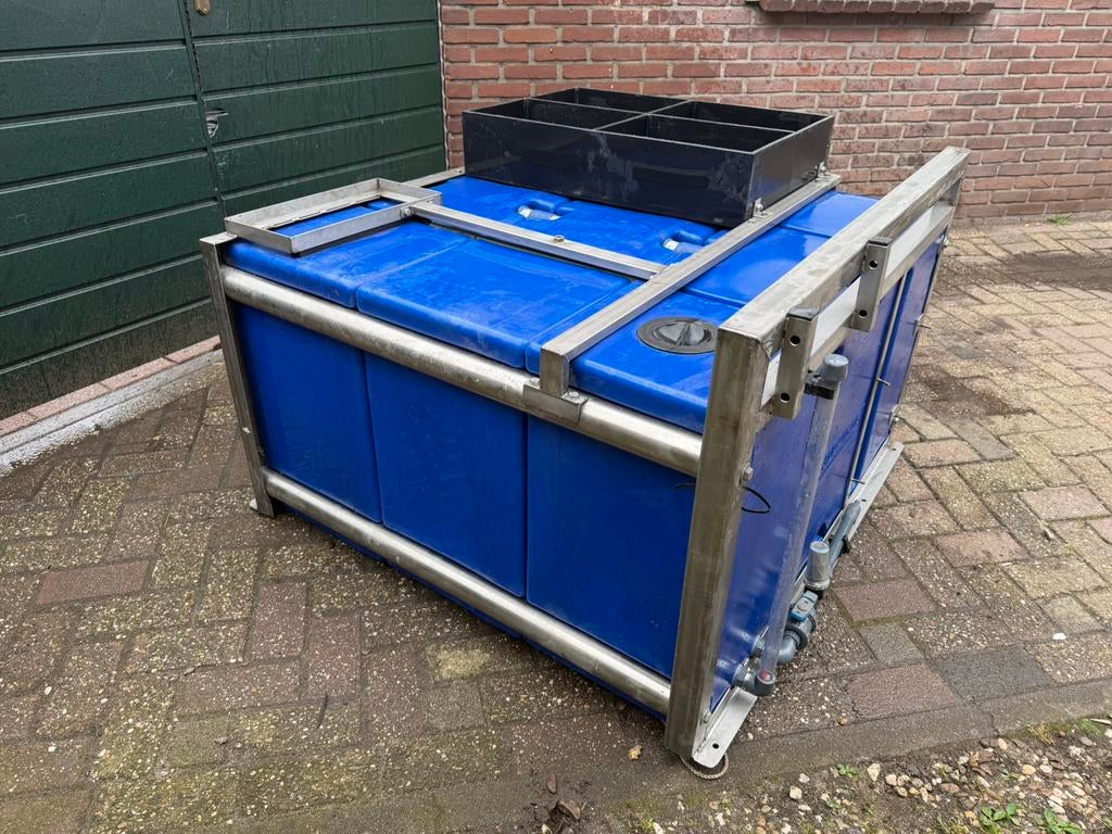 Tekoop watertank, Ophalen, Zo goed als nieuw, Beregeningspomp