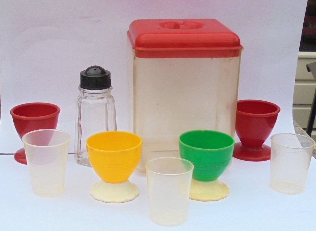 Plastic voorraadbus met 4 plastic eierdopjes en zoutvaatje., Ophalen of Verzenden, Huis en Inrichting