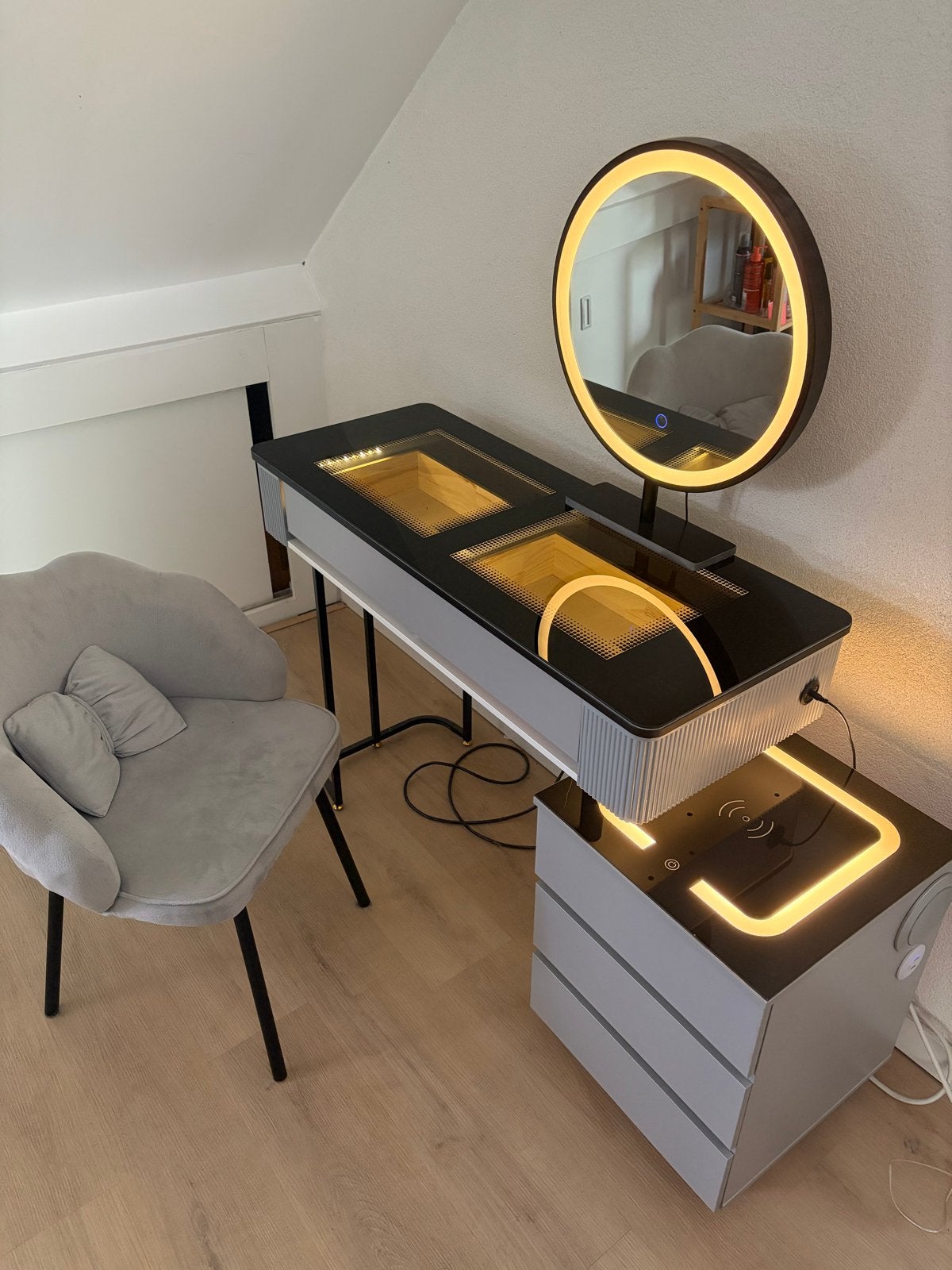 Luxe make-up tafel met speaker, draadloos laden en stoel, Ophalen, Elektrisch, Zo goed als nieuw, Glas