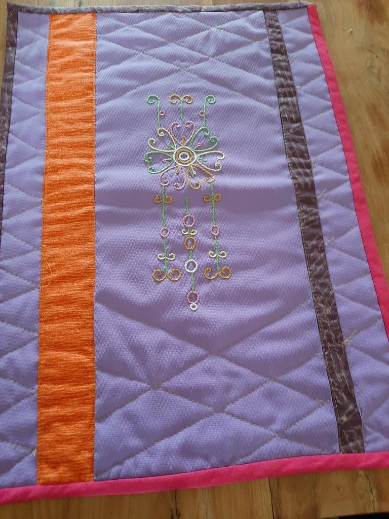 Handgemaakte quilt met borduurwerk 45x38 cm, Ophalen of Verzenden, Nieuw, Rechthoek, Binnen
