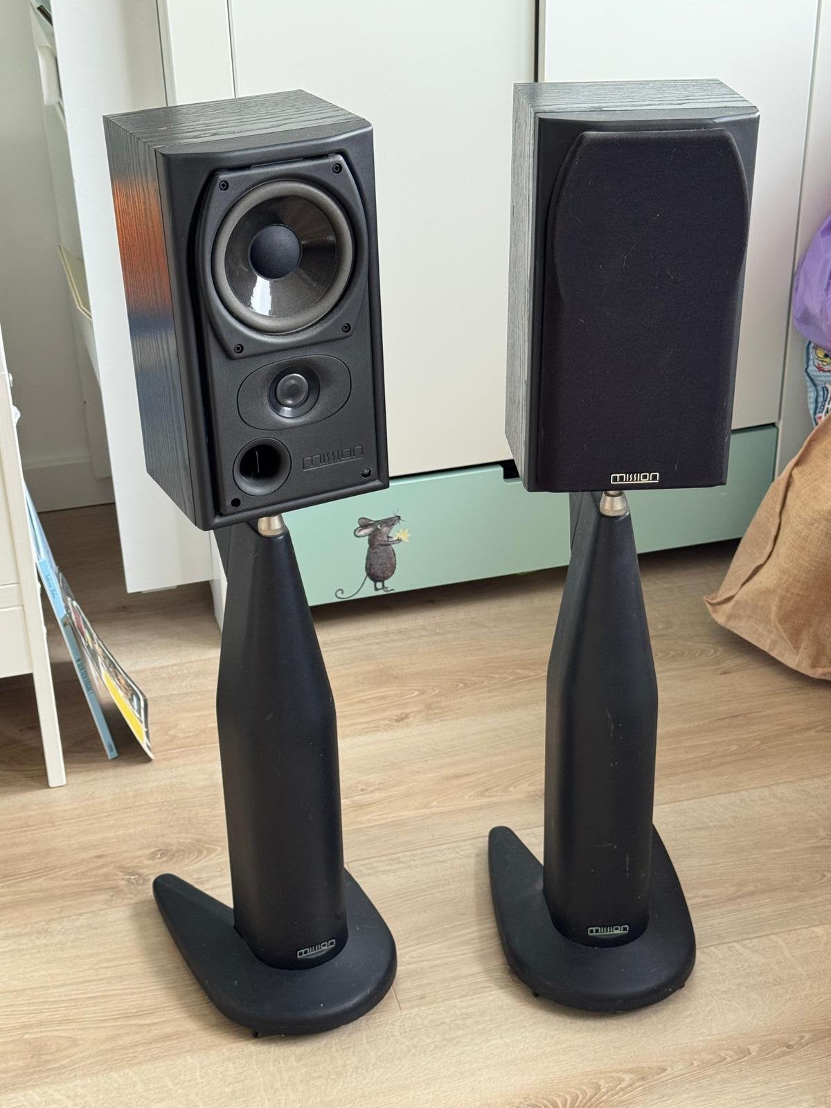 2x Mission 731 speakers luidsprekers op standaard zwart, Ophalen, Gebruikt, Inclusief standaarden, Boekenplank luidspreker