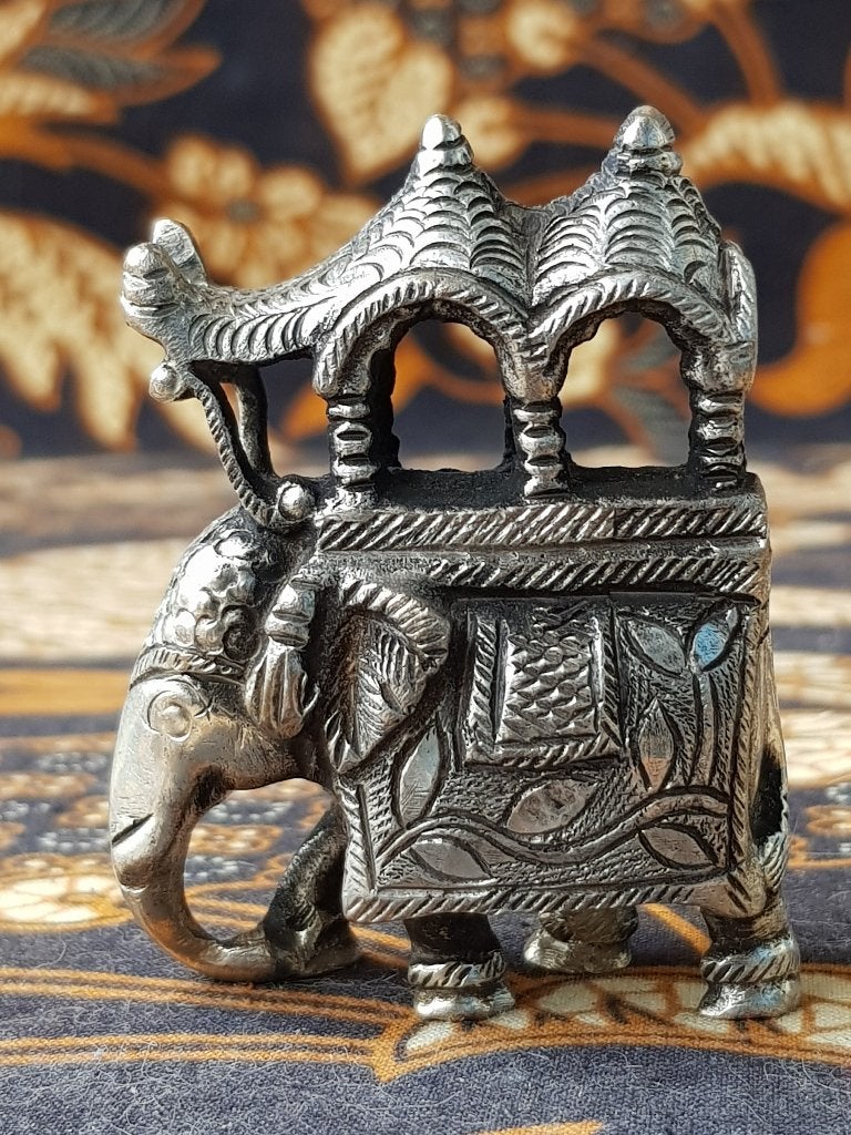 Mooi zwaar oud Oosters brons beeldje van een olifant 6,6 cm., Zilver, Handgemaakt, Ophalen of Verzenden, Brons