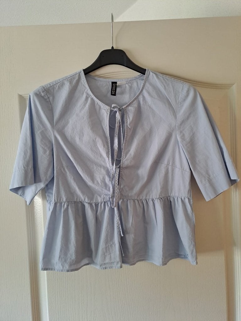 H&M top met strikjes maat xs 34 lichtblauw, Kleding | Dames, Tops, H&M, Blauw, Ophalen of Verzenden, Zo goed als nieuw