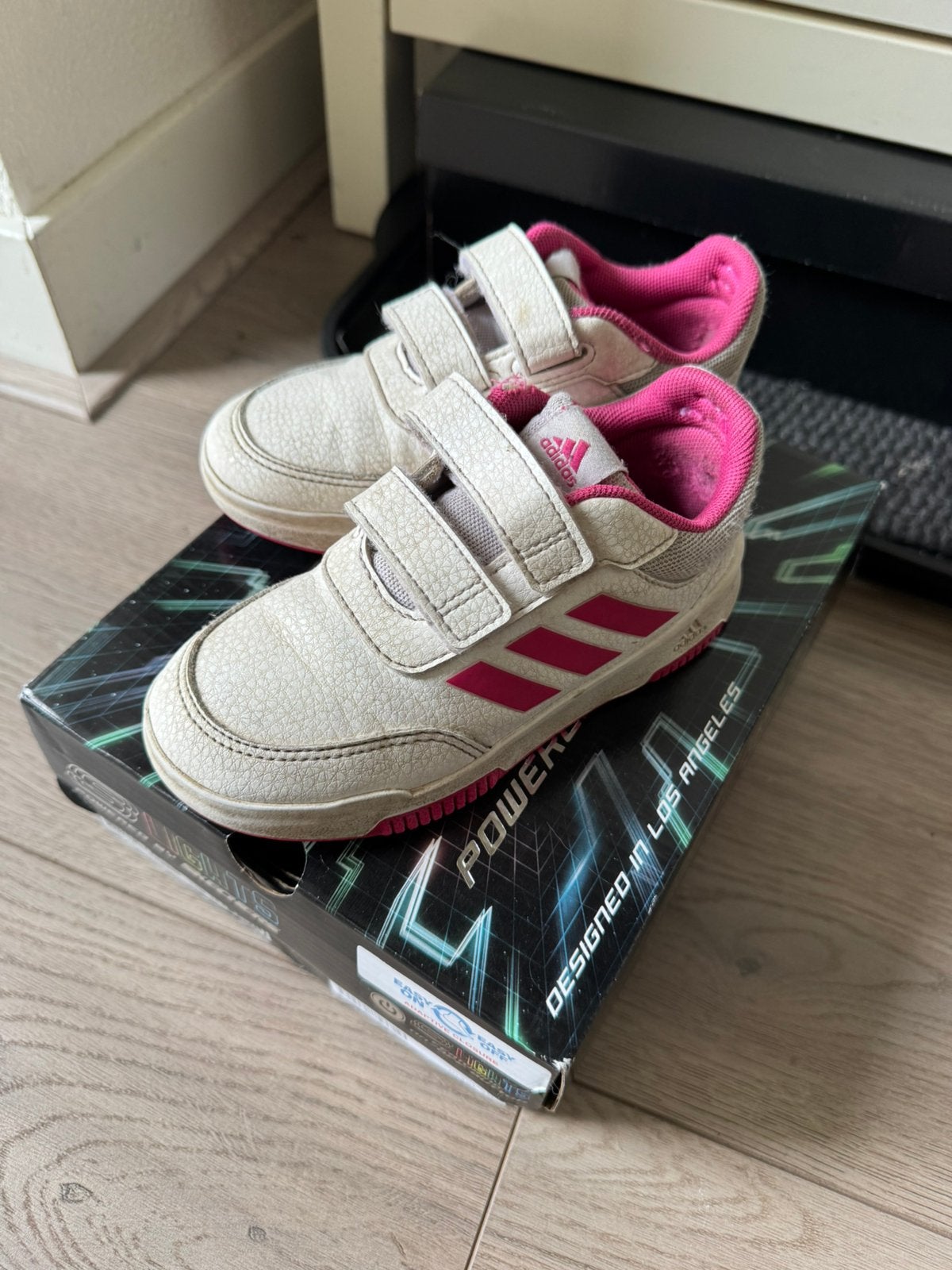 Adidas-meisjesschoenen 27, Kinderen en Baby's, Kinderkleding | Schoenen en Sokken, Ophalen, Meisje, Schoenen, Zo goed als nieuw