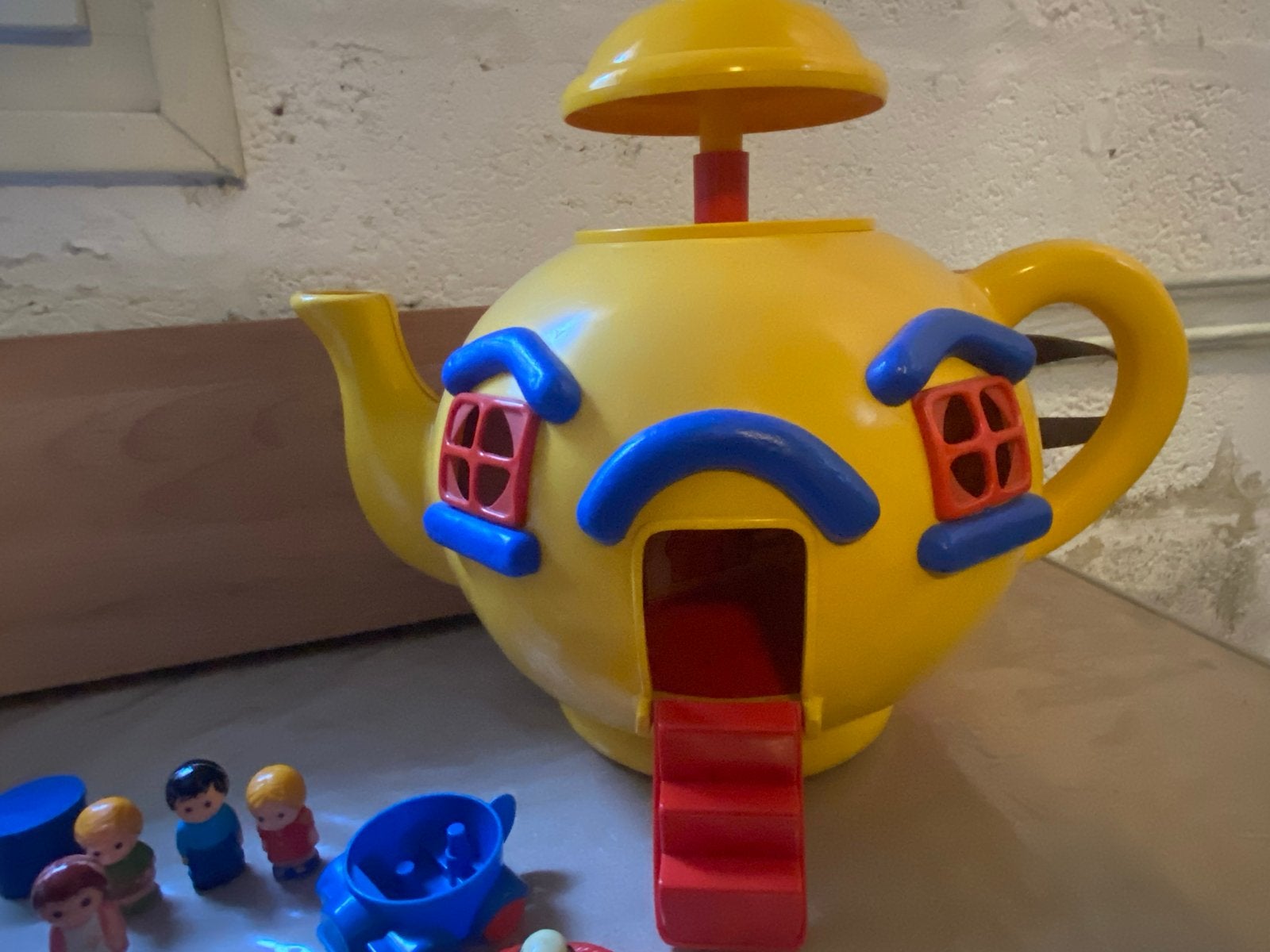 Vintage Gele Theepot Speelhuis met Poppetjes, Ophalen, Gebruikt, Jongen of Meisje