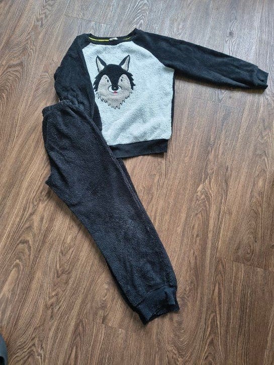 Fleece winterpyjama met wolf - Maat 134/140, Ophalen of Verzenden, Gebruikt, Jongen of Meisje, Nacht- of Onderkleding