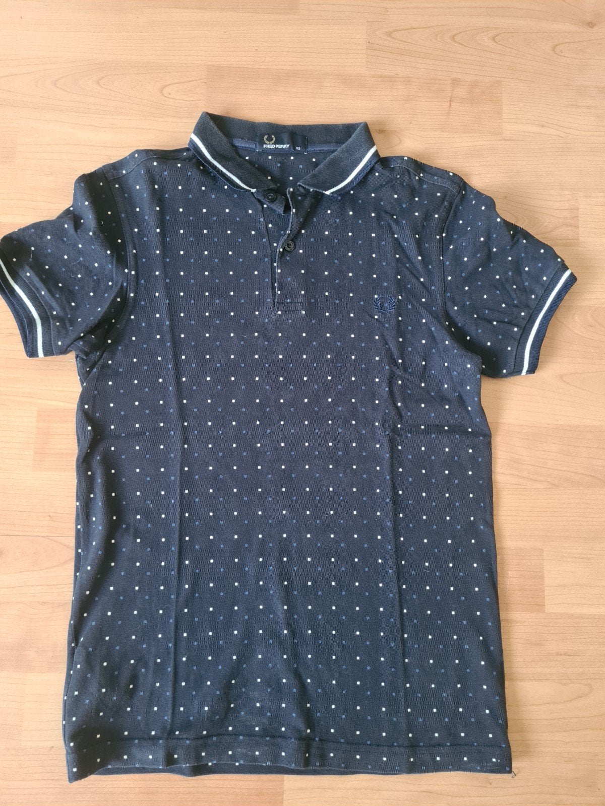 Fred Perry Polo Shirt - Donkerblauw met stippen mt xs, Kleding | Heren, Polo's, Blauw, Ophalen of Verzenden, Fred Perry, Gedragen