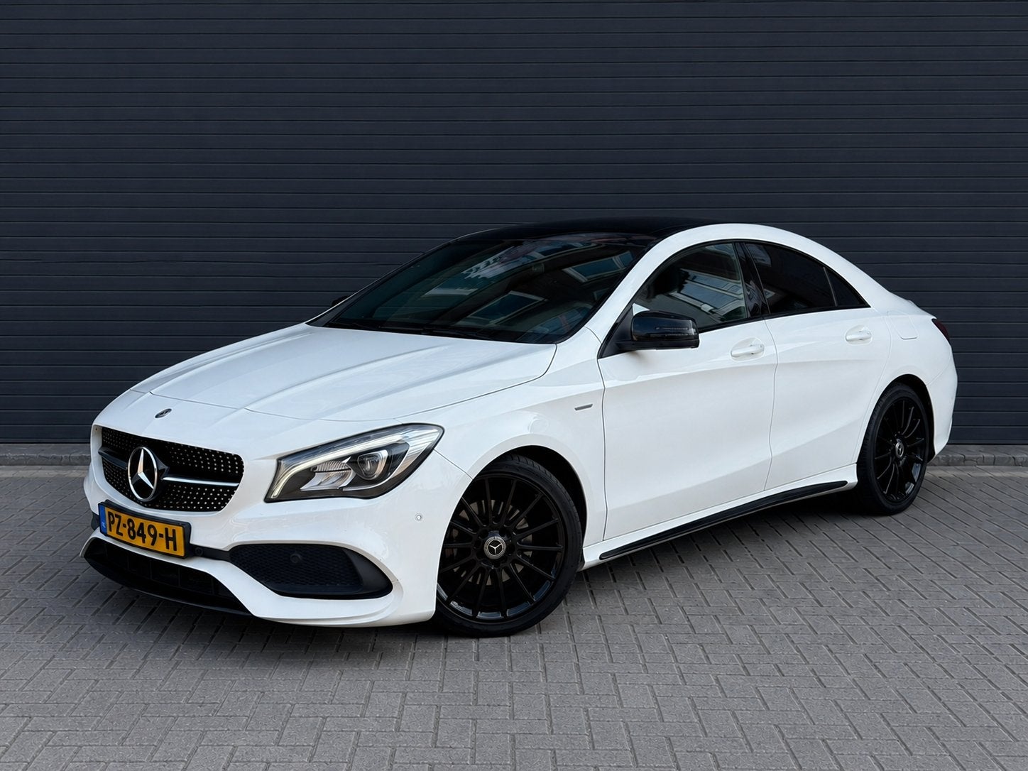 Mercedes-Benz CLA 180 122pk 7G-DCT 2017 Wit, 4 cilinders, 715 kg, 1200 kg, 19 km/l