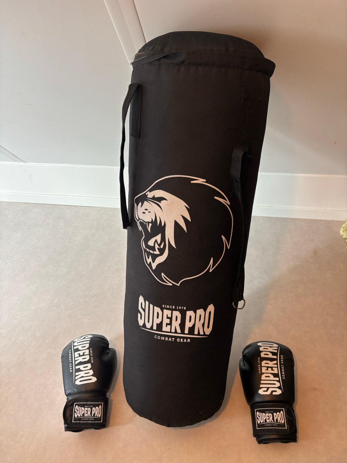 Superpro Boksbal met Bokshandschoenen, Ophalen, Zo goed als nieuw, Boksbal