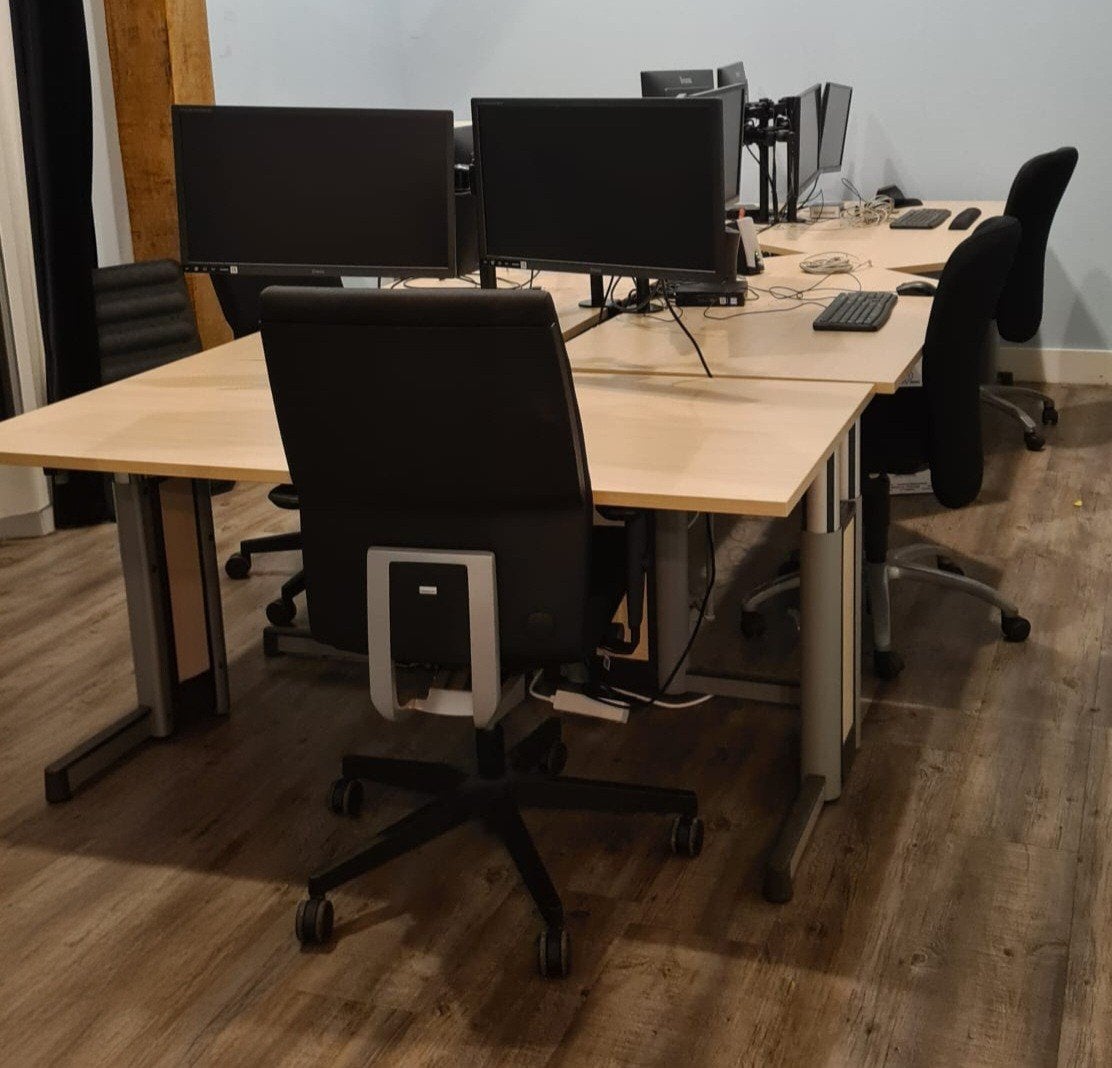 Bureaus twee stuks (desgewenst met roldeurkast en ladenblok), Ophalen, 160 cm, Gebruikt, Hout