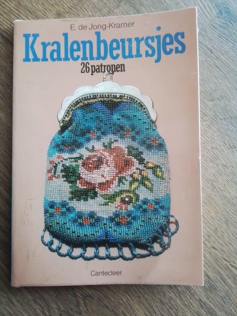 Kralen beursjes 26 patronen, Ophalen of Verzenden, Zo goed als nieuw, Breien, Patroon of Boek