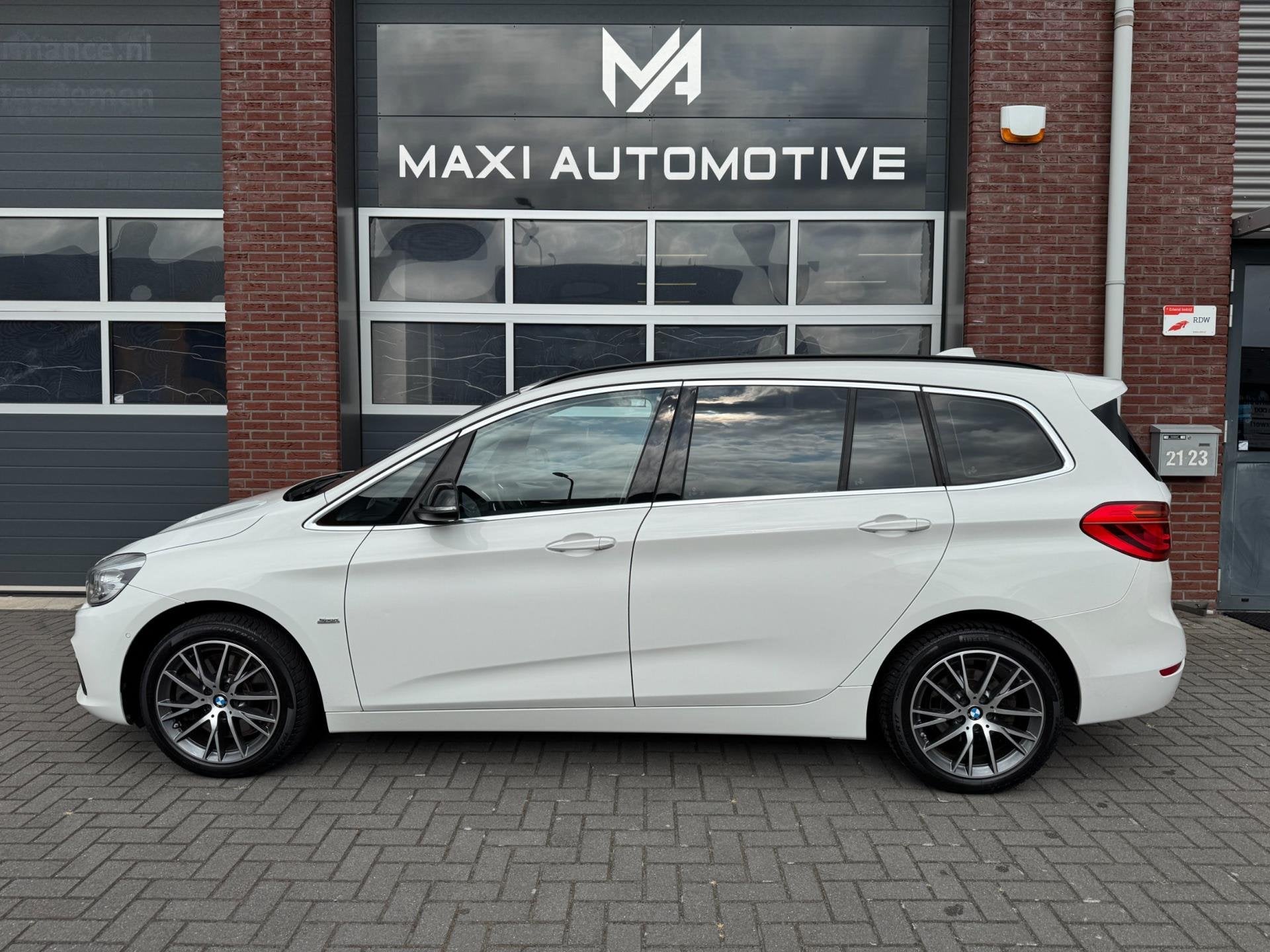 BMW 2-serie Gran Tourer 220i 7p. High Executive LED HUD Navi, Auto's, Gebruikt, 2-Serie Gran Tourer, 7 stoelen, Wit