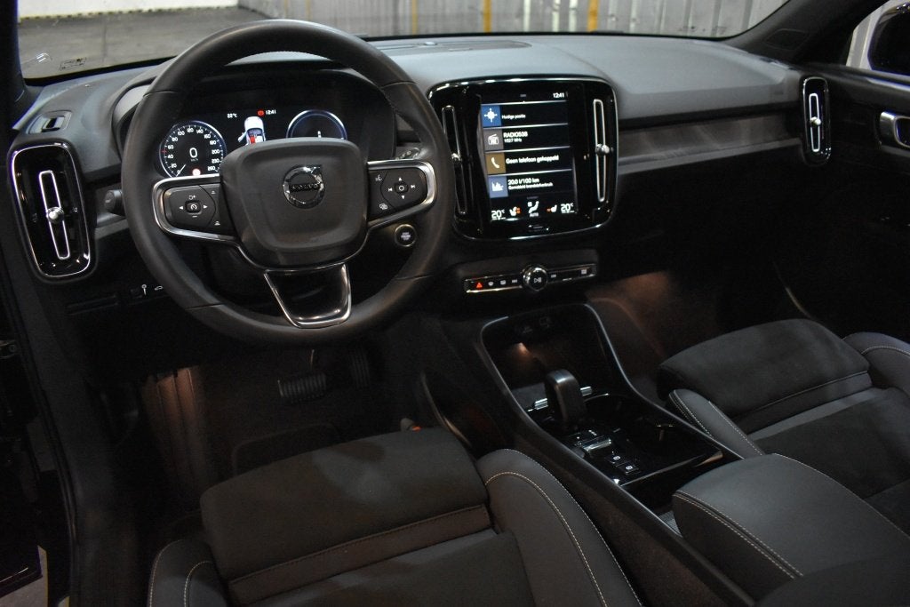 Volvo XC40 T5 262PK [Plug-In] Plus Dark | Trekhaak | BLIS |, 1712 kg, 24 maanden, Zwart, Hybride Elektrisch/Benzine