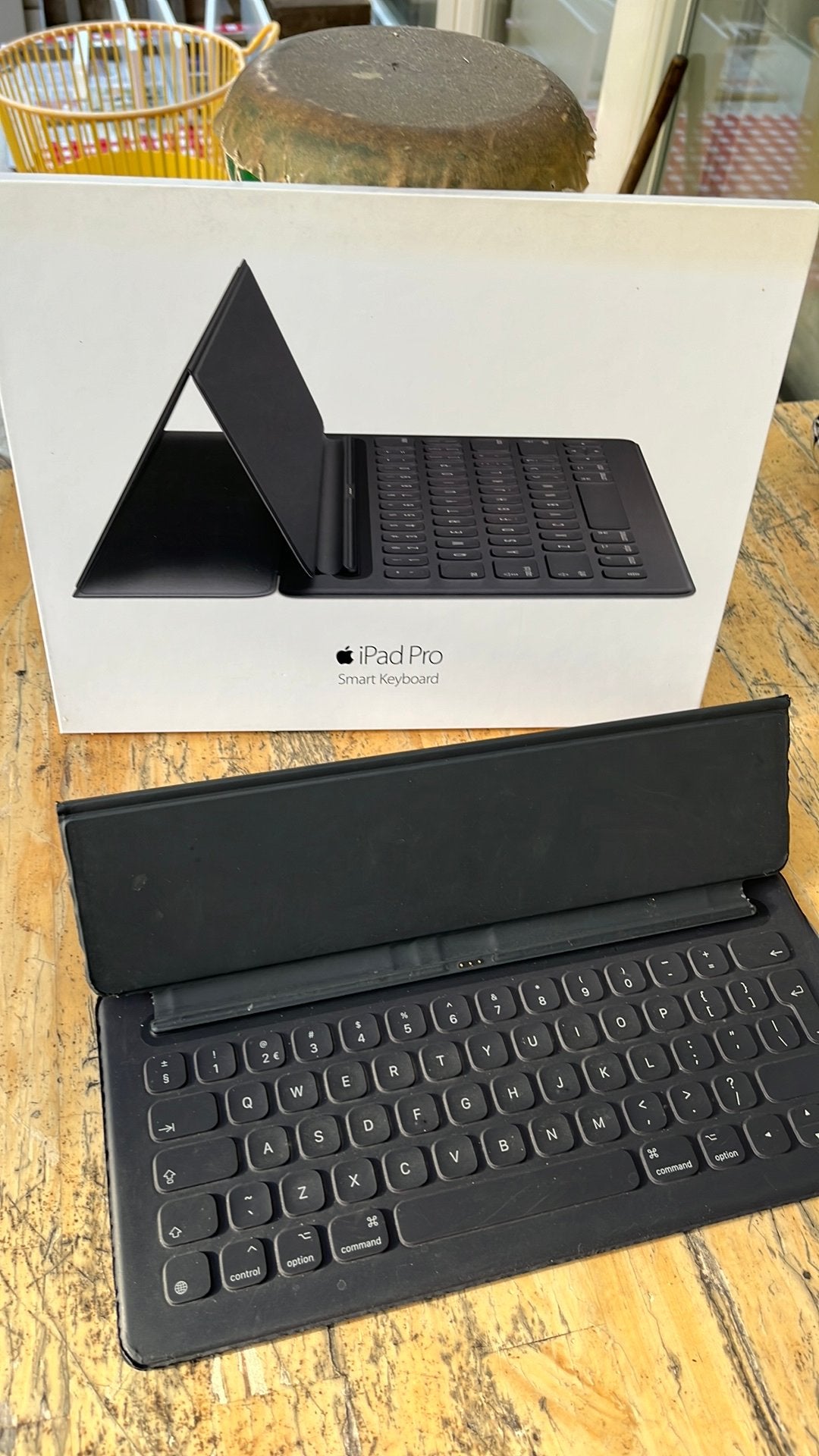 Apple Ipad Pro Smart Keyboard (defect) plus orig apple doos, Ophalen of Verzenden, Bescherming voor- en achterkant