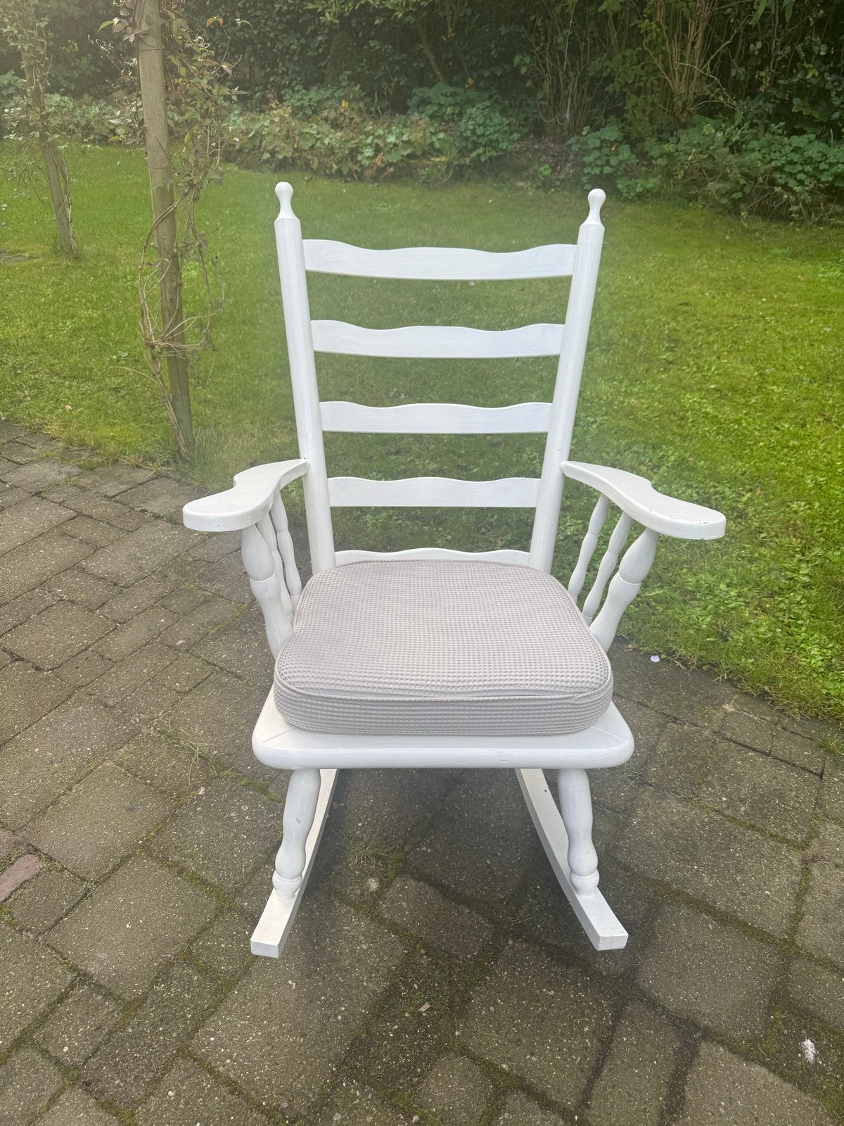 Witte schommelstoel met kussen, Huis en Inrichting, Ophalen, Gebruikt, Wit, Eén