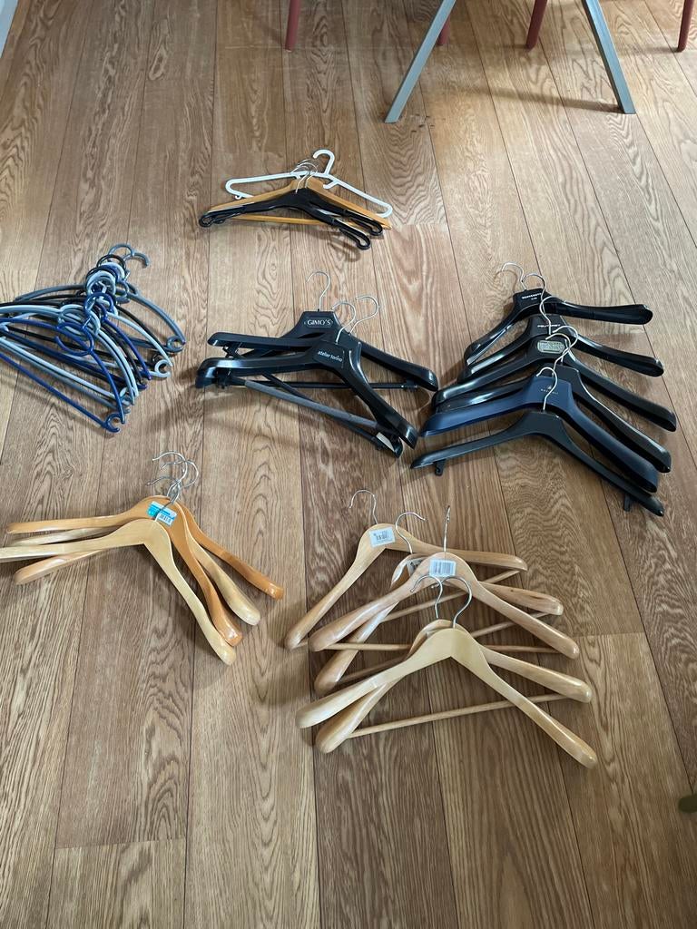 Diverse kledinghangers: hout, plastic, breed en smal, Ophalen of Verzenden, Gebruikt, Hout, Volwassenen