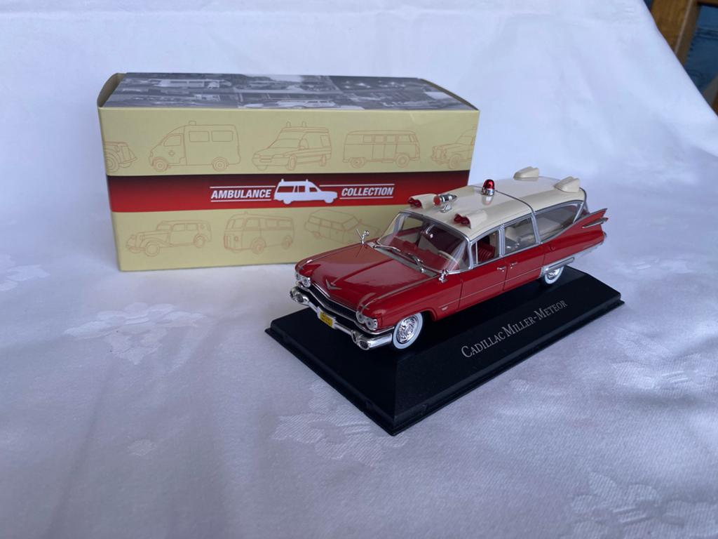 Cadillac Miller-Meteor Miniatuur Ambulance Rood/Wit met Doos, Hobby en Vrije tijd, Modelbouw | Auto's en Voertuigen, Overige merken
