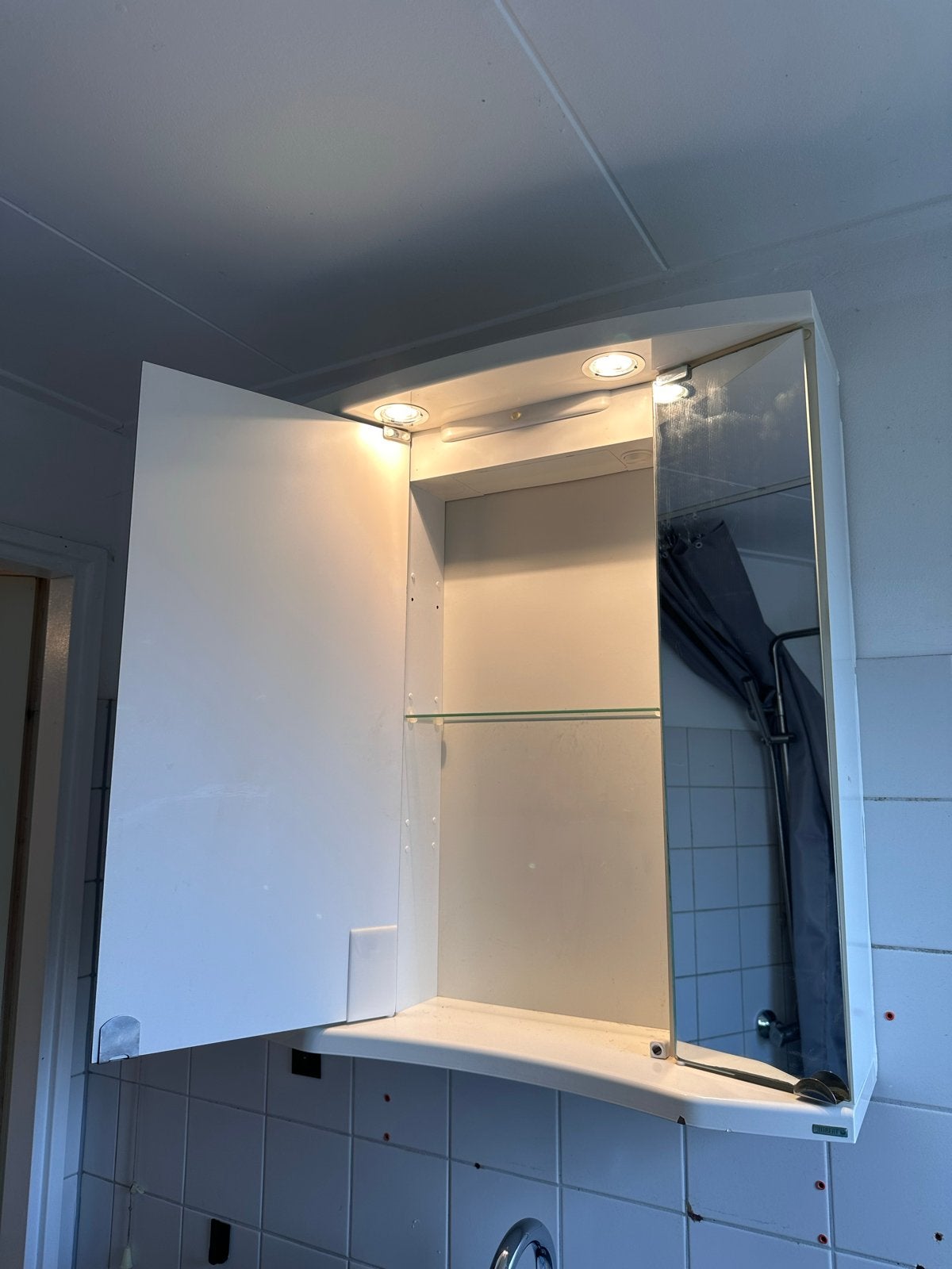 Allibert Spiegelkast met Verlichting en Stopcontact - IP24, Ophalen, 50 tot 100 cm, Minder dan 25 cm, Minder dan 100 cm