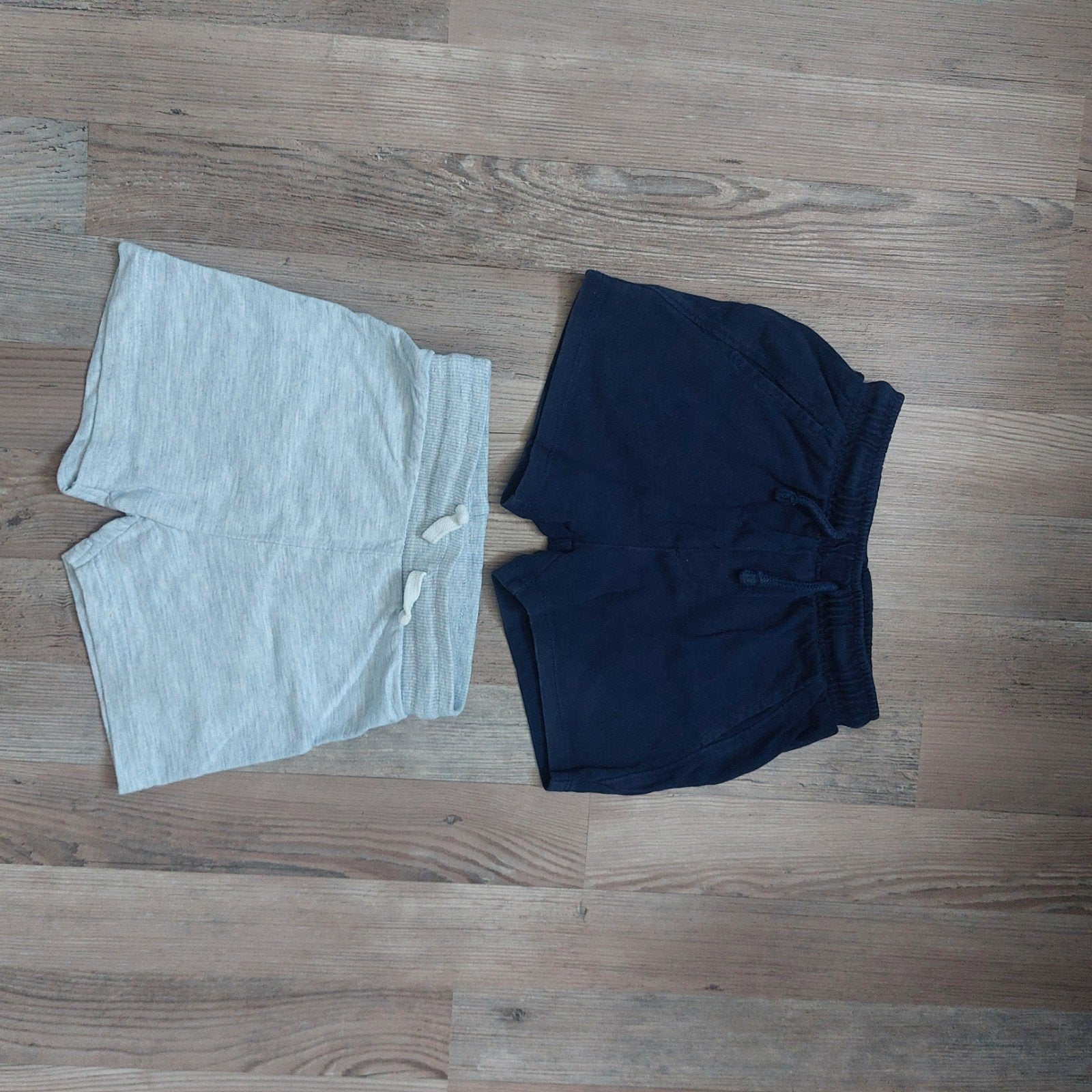 2 jongens korte broeken maat 86, Kinderen en Baby's, Babykleding | Maat 86, Gebruikt, Broekje, Mango, Ophalen of Verzenden