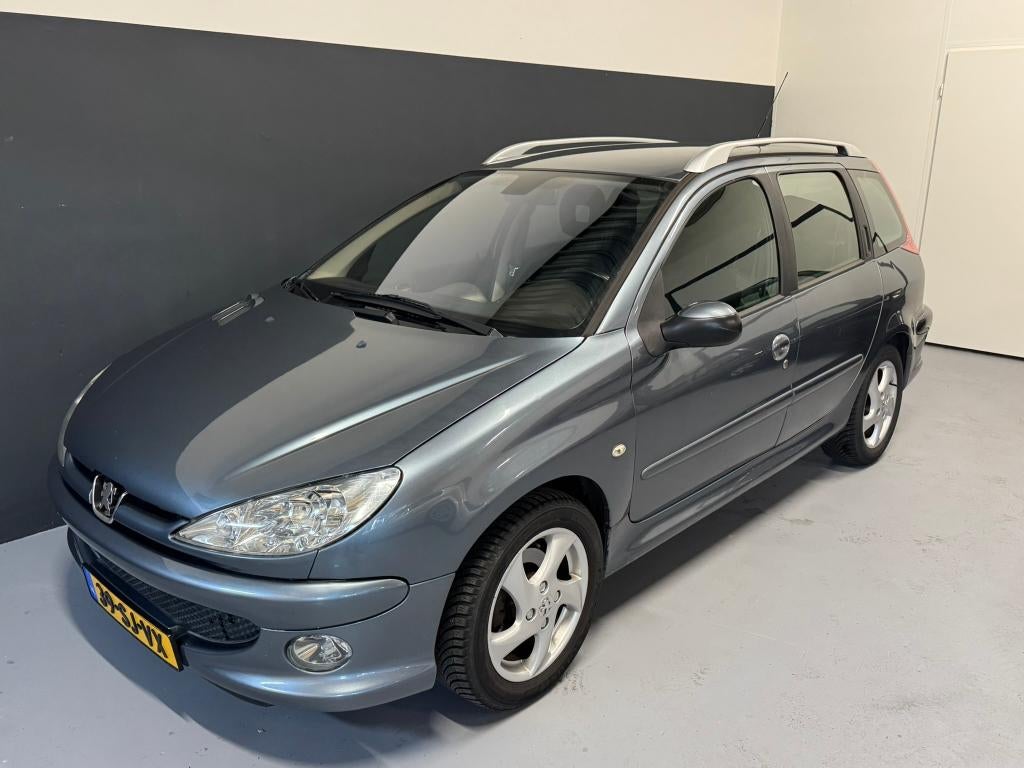 Peugeot 206 1.6 16V SW 2006 Grijs, Auto's, Voorwielaandrijving, 15 km/l, 40 €/maand, 4 cilinders