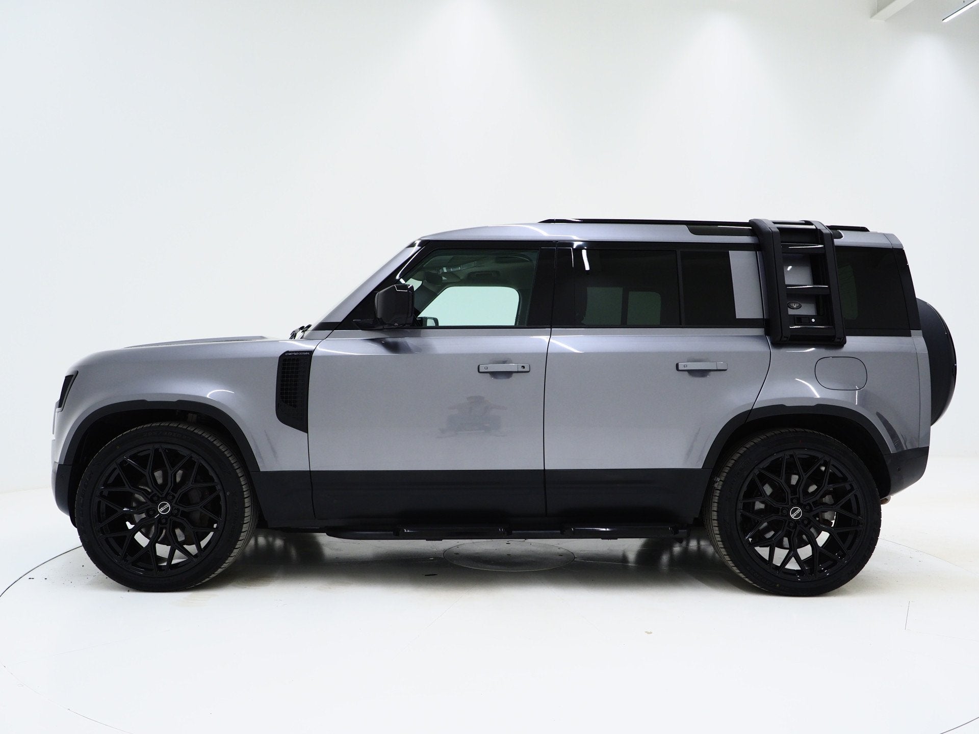 Land Rover Defender 110 2.0 P400e Urban Look | Panoramadak |, Auto's, Automaat, 404 pk, Gebruikt, Zwart