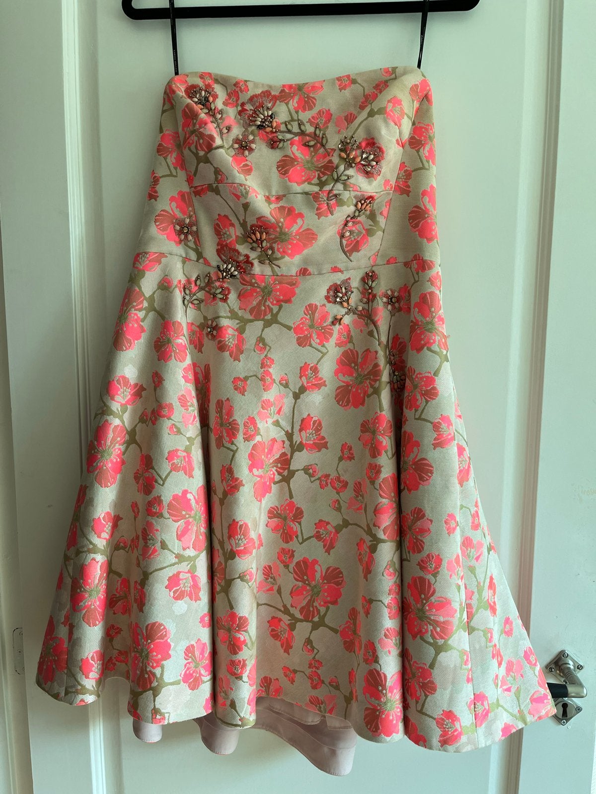 Prachtige Karen Millen strapless jurk met bloemenprint, Maat 42/44 (L), Ophalen of Verzenden, Zo goed als nieuw, Knielengte