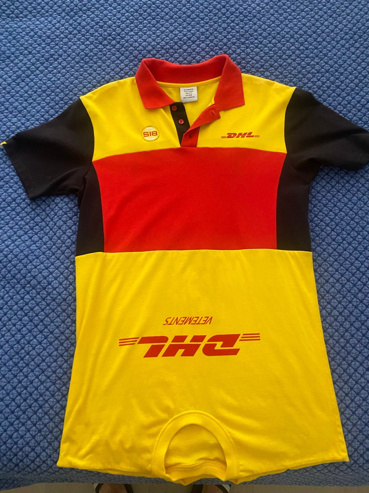 Vetements DHL Polo Shirt - Zeldzaam verzamelobject, Ophalen of Verzenden, Zo goed als nieuw, Maat 46 (S) of kleiner, Meerkleurig
