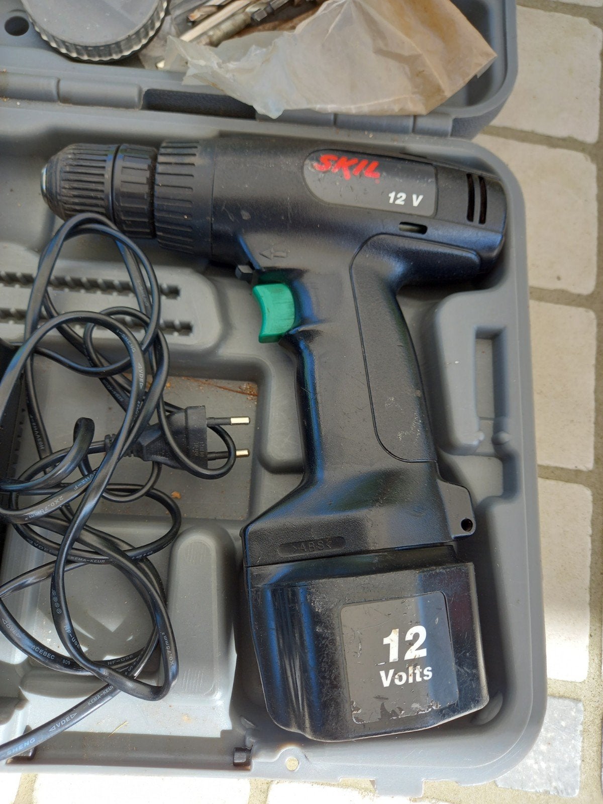 SKIL Basic 2480 Accuboormachine 12V met lader en koffer, Ophalen of Verzenden, Gebruikt, Minder dan 400 watt, Boor- en Schroefmachine