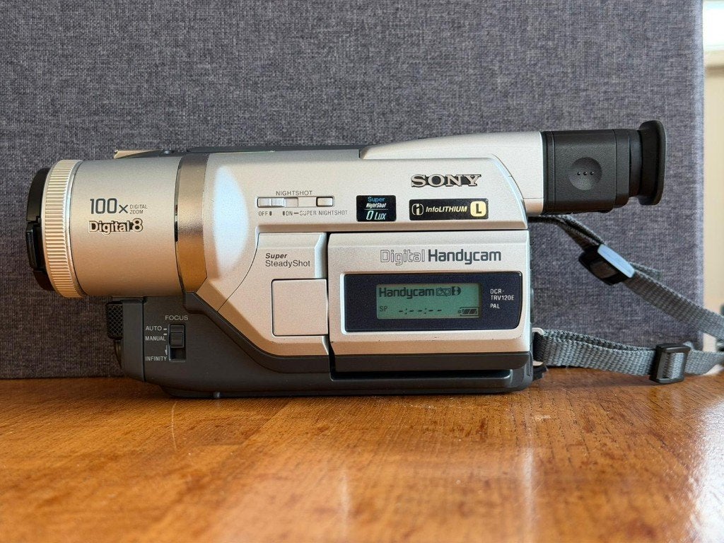 Sony DCR-TRV120E, Digital8 Handycam, speelt ook Video8 + Hi8, 20x of meer, Overige soorten, Ophalen of Verzenden, Zo goed als nieuw