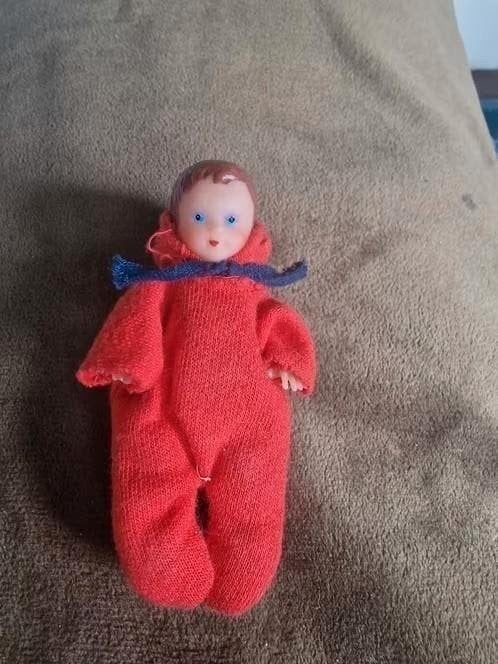 Oud poppenhuis miniatuur babypopje 8 cm, Verzamelen, Poppen, Ophalen of Verzenden, Gebruikt, Babypop