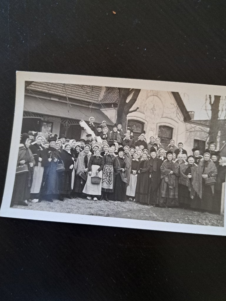 Foto Aaltense dames voor gebouw Beatrix  de Lindenhof?, Gebruikt, Verzenden, Foto, Voor 1940