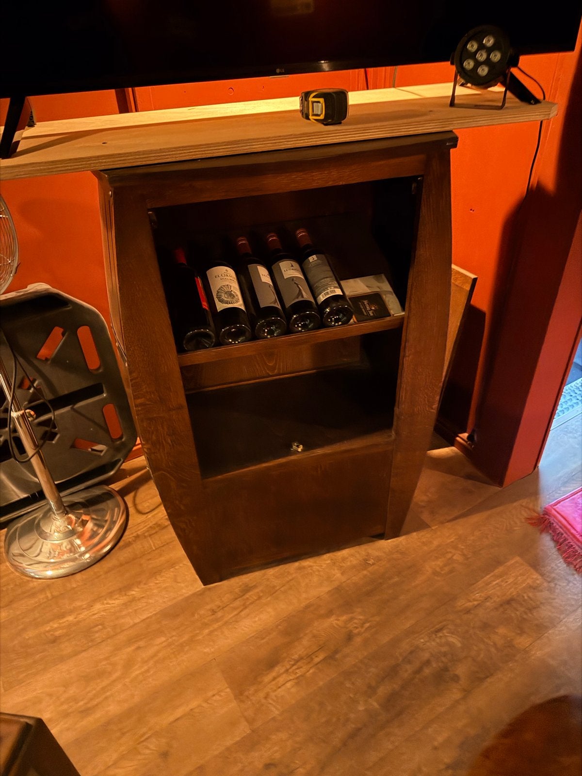 2 Wijnkasten in de vorm van een wijnvat, Ophalen, Gebruikt, 5 tot 15 flessen, 75 – 100