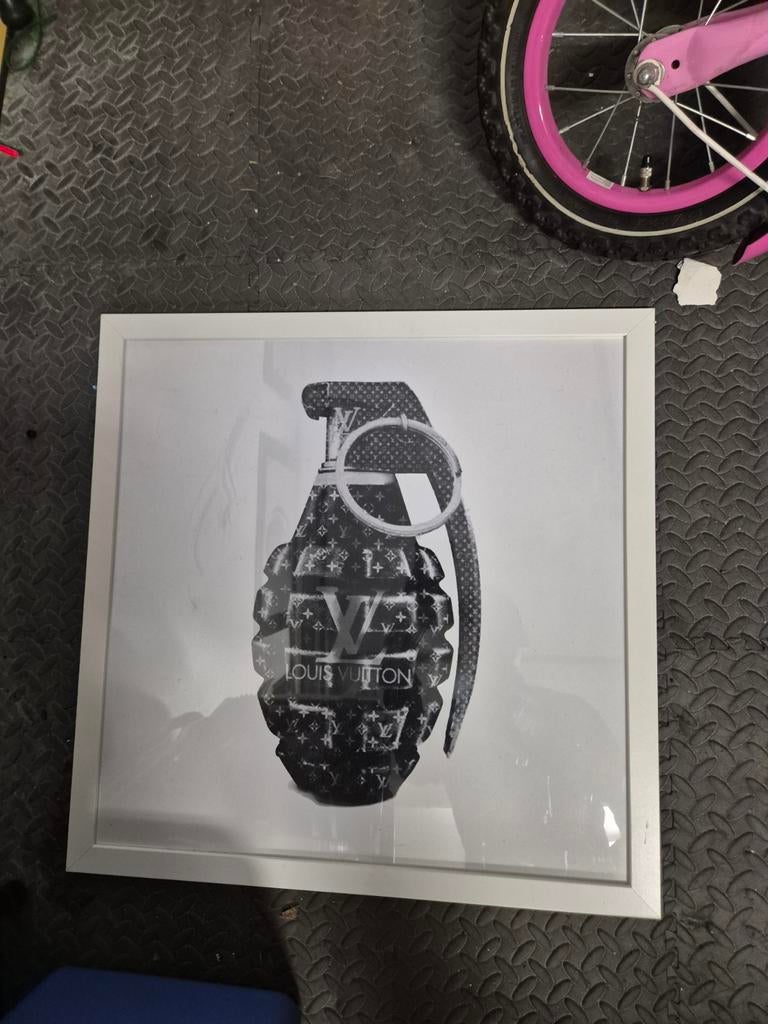 Louis Vuitton granaat lijst, Ophalen