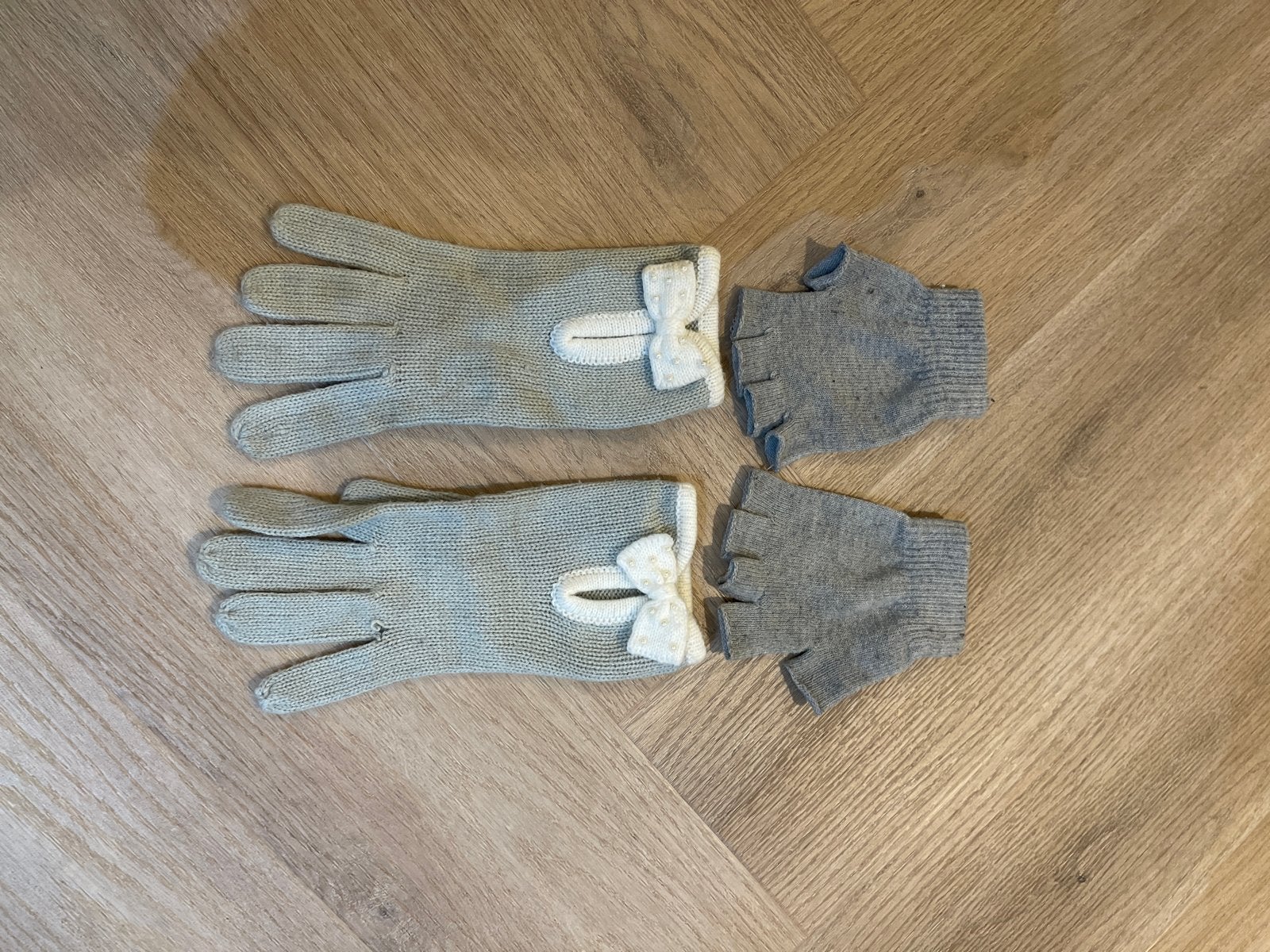 Grijze gebreide handschoenen met strik en vingerloze wanten, Kleding | Dames, Ophalen of Verzenden, Gedragen, Maat 38/40 (M), Handschoenen