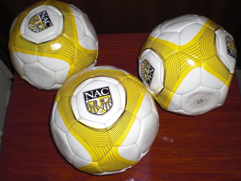 3 voetballen NAC, Maat XS of kleiner, Ophalen of Verzenden, Zo goed als nieuw, Bal